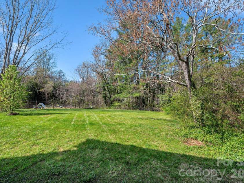 8 Pershing Road, Asheville, NC 28805.  MLS# CAR4364991, YatesRealty ID 12964. Amazing Spacious and Sunny Yard