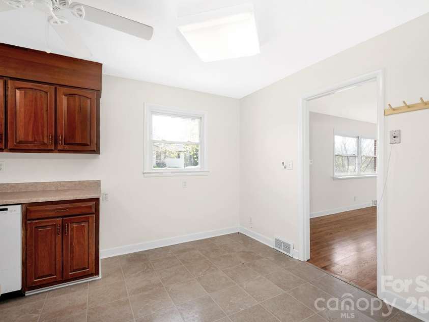 8 Pershing Road, Asheville, NC 28805.  MLS# CAR4364991, YatesRealty ID 12964. Dining Nook in Kitchen