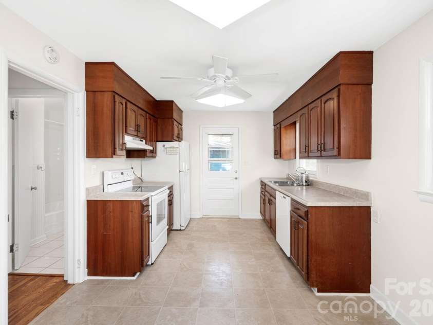 8 Pershing Road, Asheville, NC 28805.  MLS# CAR4364991, YatesRealty ID 12964. Door to Side Deck Great for Grilling