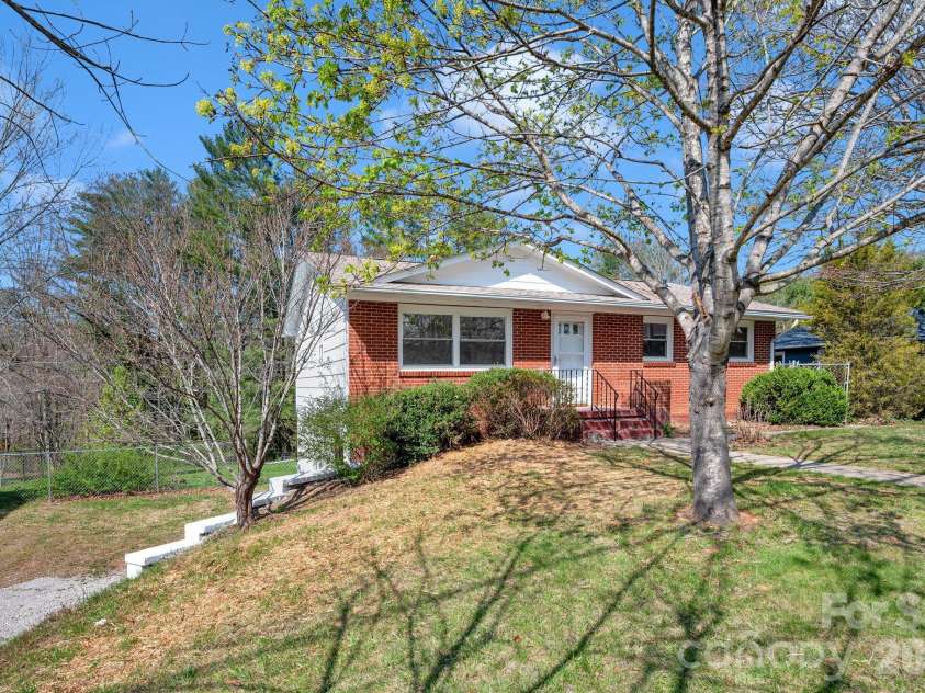 8 Pershing Road, Asheville, NC 28805.  MLS# CAR4364991, YatesRealty ID 12964. Flat Front Yard with Mature Trees