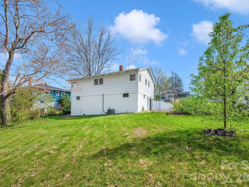 8 Pershing Road, Asheville, NC 28805.  MLS# CAR4364991, YatesRealty ID 12964. Huge Fenced  and Gently Sloping Back Yard