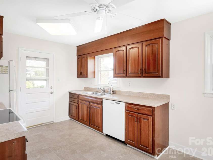 8 Pershing Road, Asheville, NC 28805.  MLS# CAR4364991, YatesRealty ID 12964. White Appliances