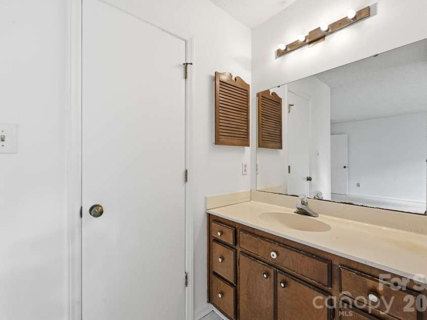 2717 Olde Whitehall Road, Charlotte, NC 28273.  MLS# CAR4354510, YatesRealty ID 12967. 
