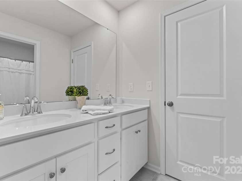 127 Doncaster Drive, Mooresville, NC 28115.  MLS# CAR4216362, YatesRealty ID 12968. 2nd full jack-and-jill bathroom on upper level