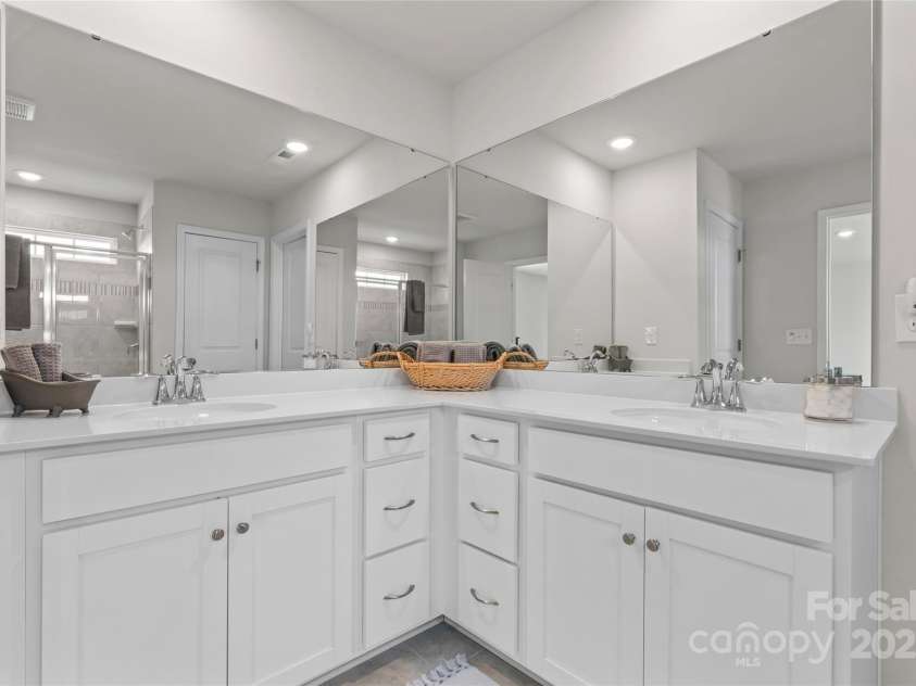 127 Doncaster Drive, Mooresville, NC 28115.  MLS# CAR4216362, YatesRealty ID 12968. Primary suite full bathroom