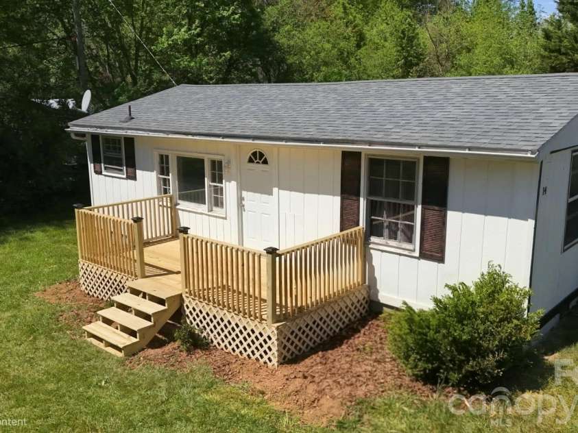 14 Winter Woods Drive, Asheville, NC 28806.  MLS# CAR4363291, YatesRealty ID 12968. 