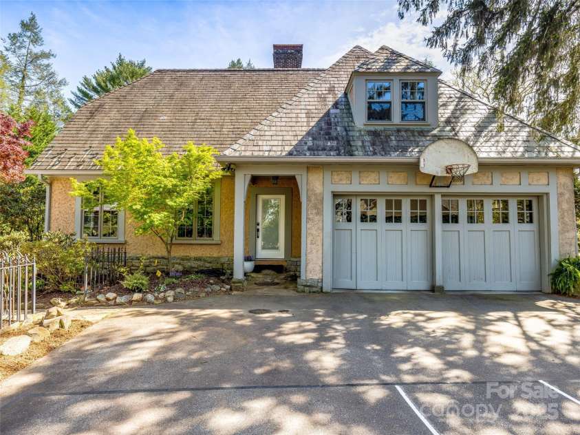 334 Vanderbilt Road, Biltmore Forest, NC 28803.  MLS# CAR4256883, YatesRealty ID 12969. 