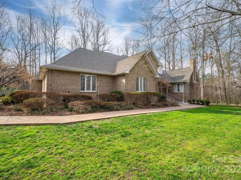 1816 Country Garden Drive, Shelby, NC 28150.  MLS# CAR4228610, YatesRealty ID 12971. 