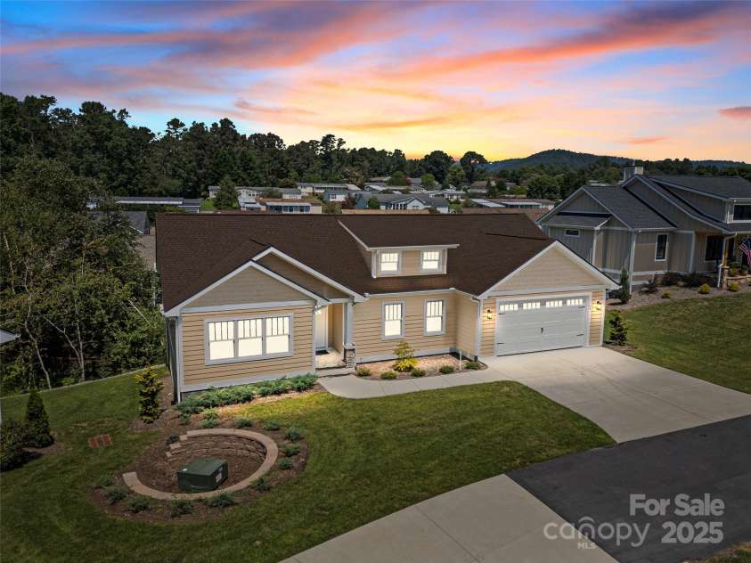 54 Olde Oak Lane, Hendersonville, NC 28792.  MLS# CAR4291259, YatesRealty ID 12972. 
