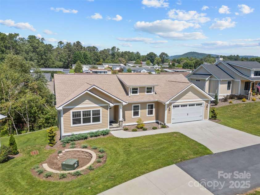 54 Olde Oak Lane, Hendersonville, NC 28792.  MLS# CAR4291259, YatesRealty ID 12972. 