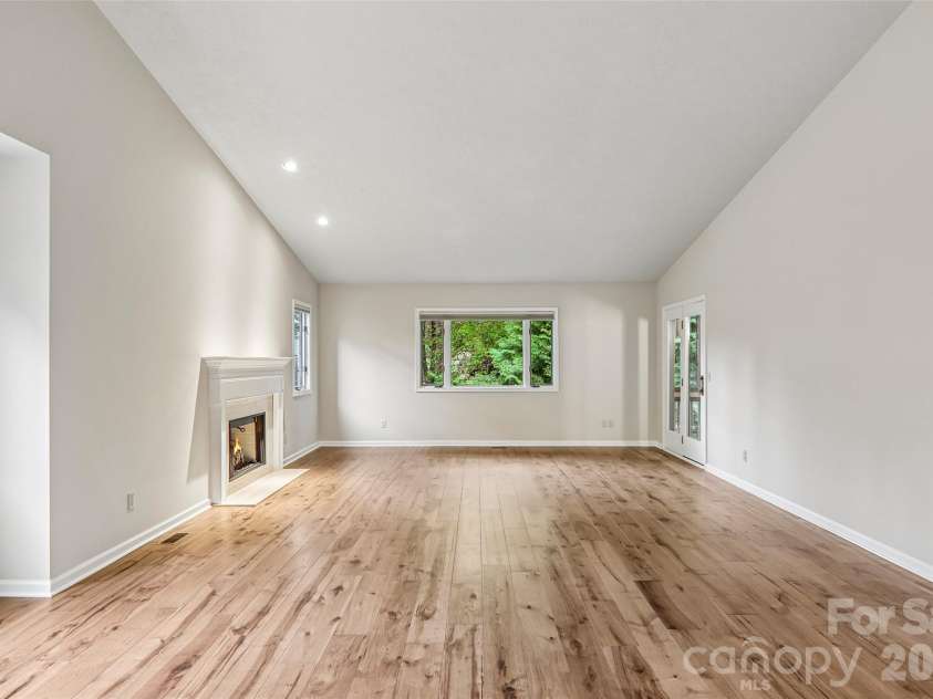 405 Wild Oak Lane, Hendersonville, NC 28791.  MLS# CAR4386247, YatesRealty ID 12977. 