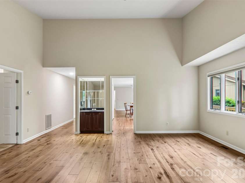 405 Wild Oak Lane, Hendersonville, NC 28791.  MLS# CAR4386247, YatesRealty ID 12977. 