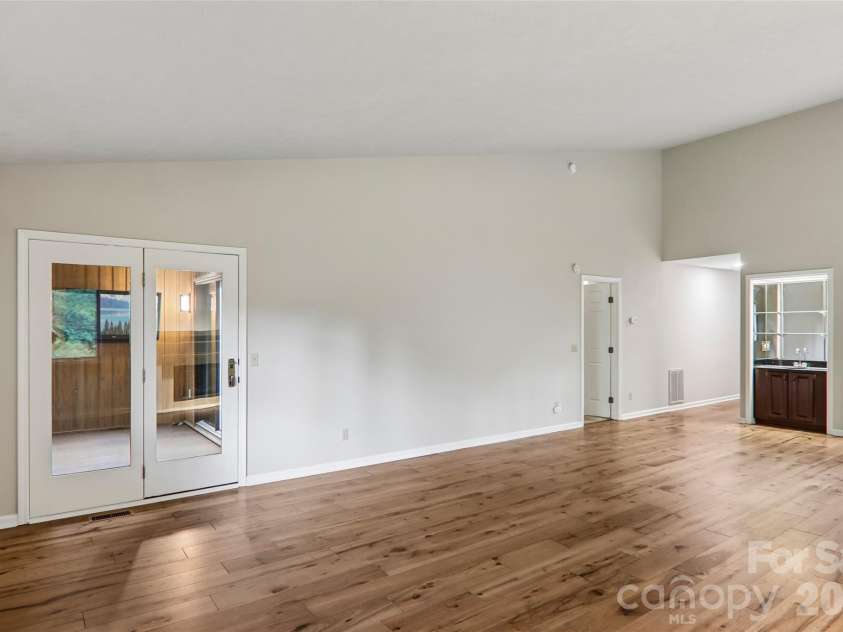 405 Wild Oak Lane, Hendersonville, NC 28791.  MLS# CAR4386247, YatesRealty ID 12977. 