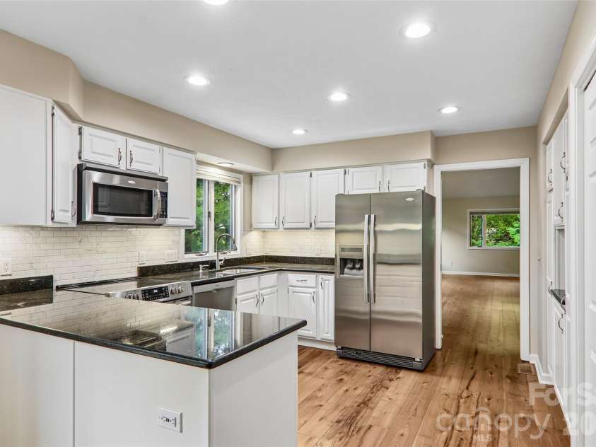 405 Wild Oak Lane, Hendersonville, NC 28791.  MLS# CAR4386247, YatesRealty ID 12977. 