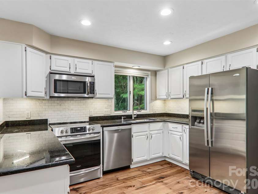 405 Wild Oak Lane, Hendersonville, NC 28791.  MLS# CAR4386247, YatesRealty ID 12977. 