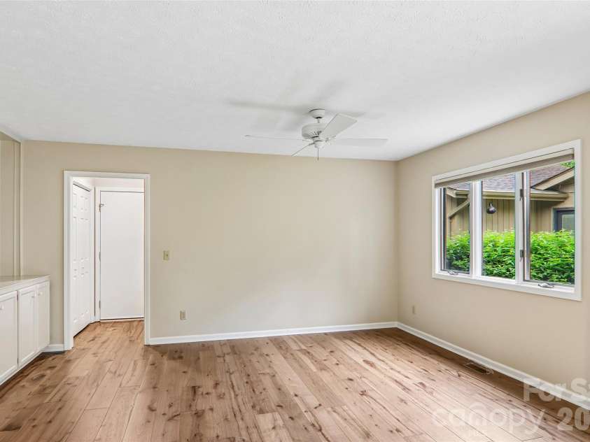 405 Wild Oak Lane, Hendersonville, NC 28791.  MLS# CAR4386247, YatesRealty ID 12977. 