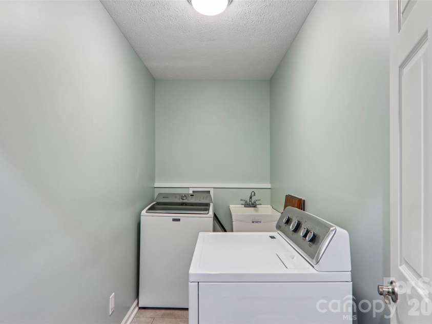 405 Wild Oak Lane, Hendersonville, NC 28791.  MLS# CAR4386247, YatesRealty ID 12977. 