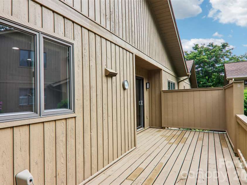 405 Wild Oak Lane, Hendersonville, NC 28791.  MLS# CAR4386247, YatesRealty ID 12977. 