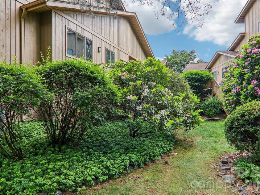 405 Wild Oak Lane, Hendersonville, NC 28791.  MLS# CAR4386247, YatesRealty ID 12977. 