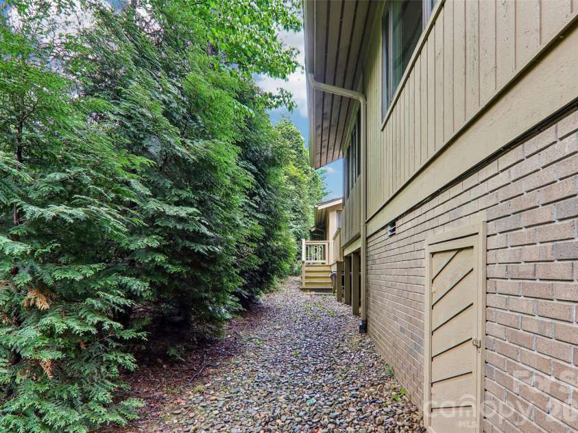 405 Wild Oak Lane, Hendersonville, NC 28791.  MLS# CAR4386247, YatesRealty ID 12977. 