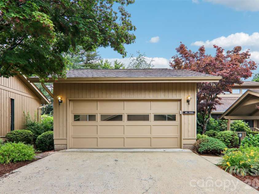 405 Wild Oak Lane, Hendersonville, NC 28791.  MLS# CAR4386247, YatesRealty ID 12977. 