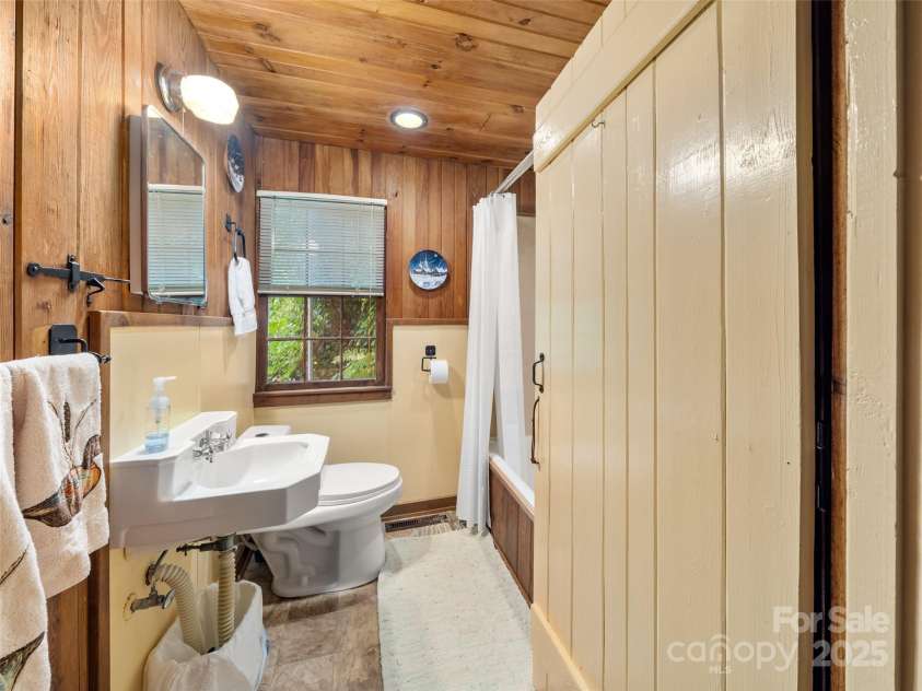 435 Upper Laurel Drive, Laurel Park, NC 28739.  MLS# CAR4305569, YatesRealty ID 12979. Bath