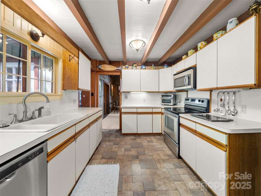 435 Upper Laurel Drive, Laurel Park, NC 28739.  MLS# CAR4305569, YatesRealty ID 12979. Kitchen