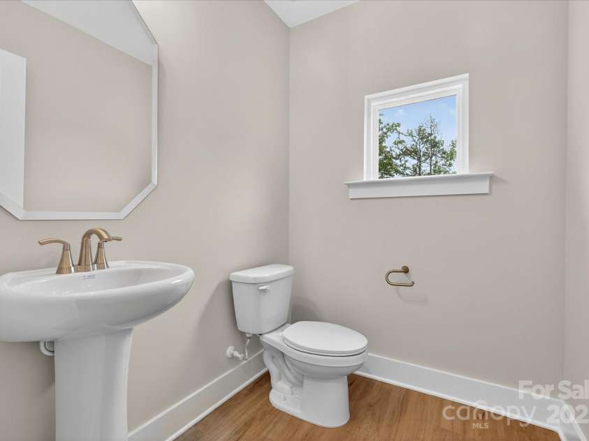 412 Nathaniel Way, Charlotte, NC 28213.  MLS# CAR4252865, YatesRealty ID 1298. Main  Floor Powder Room