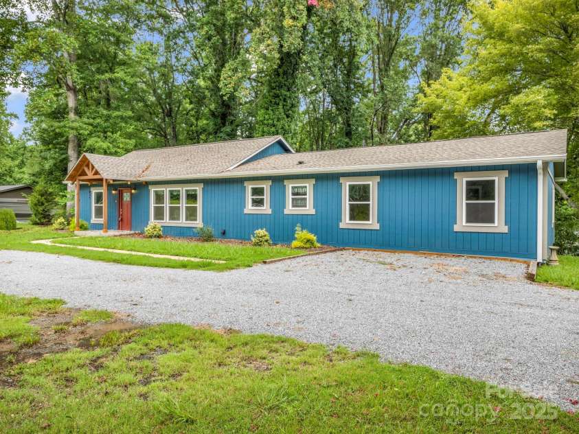 611 Peniel Road, Columbus, NC 28722.  MLS# CAR4327826, YatesRealty ID 12980. Circle drive with parking nook for convenience