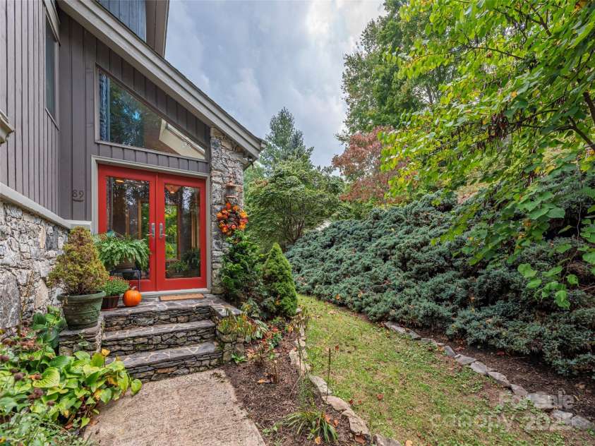 89 Patten Park Drive, Waynesville, NC 28785.  MLS# CAR4307943, YatesRealty ID 12980. 