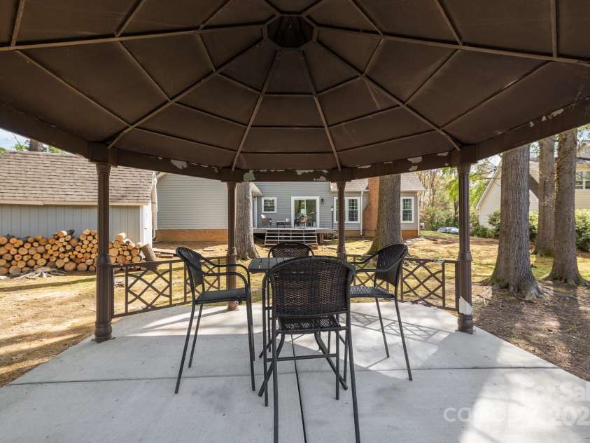 2439 Heathershire Lane, Matthews, NC 28105.  MLS# CAR4241970, YatesRealty ID 12981. 