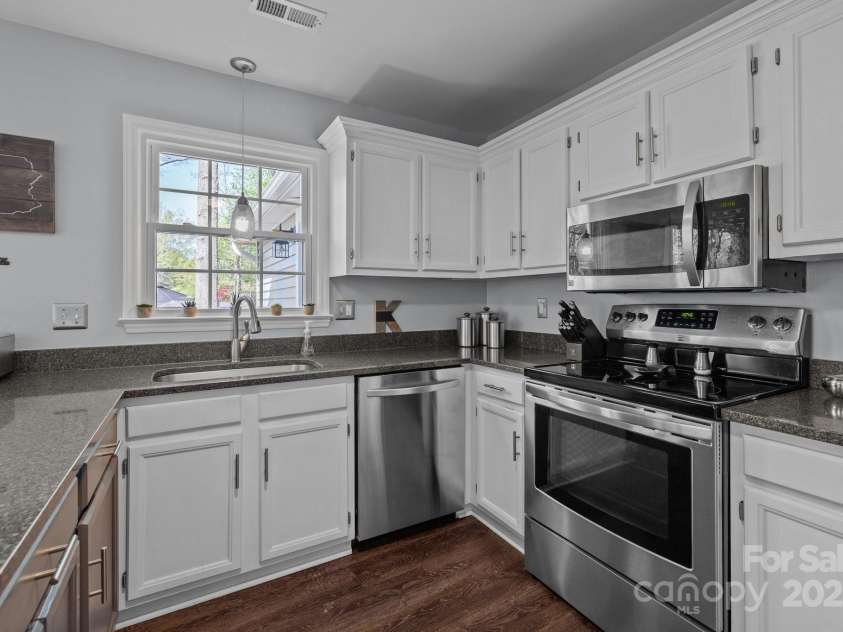 2439 Heathershire Lane, Matthews, NC 28105.  MLS# CAR4241970, YatesRealty ID 12981. 
