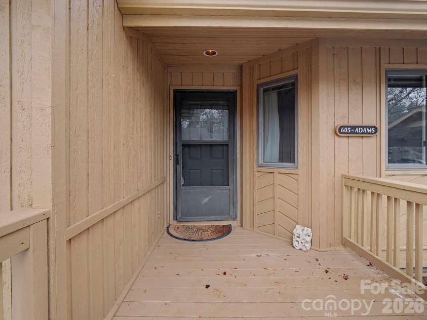 605 Red Oak Drive, Hendersonville, NC 28791.  MLS# CAR4343534, YatesRealty ID 12989. 