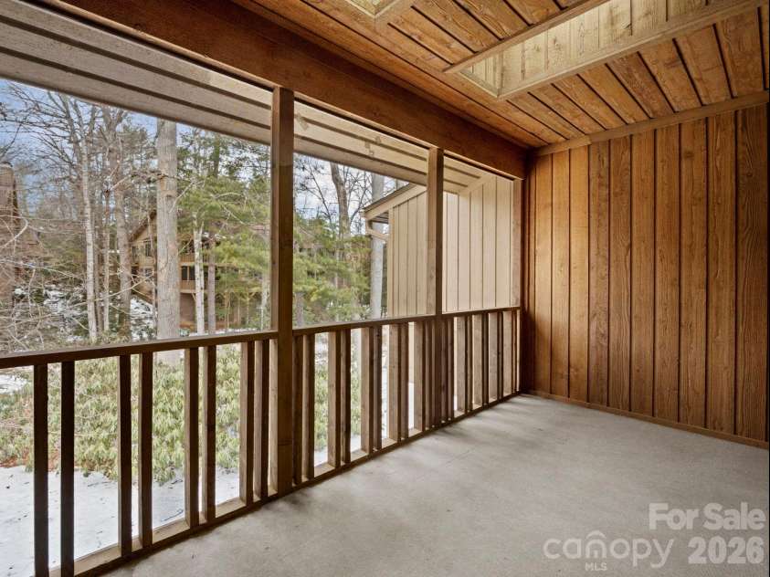 605 Red Oak Drive, Hendersonville, NC 28791.  MLS# CAR4343534, YatesRealty ID 12989. 