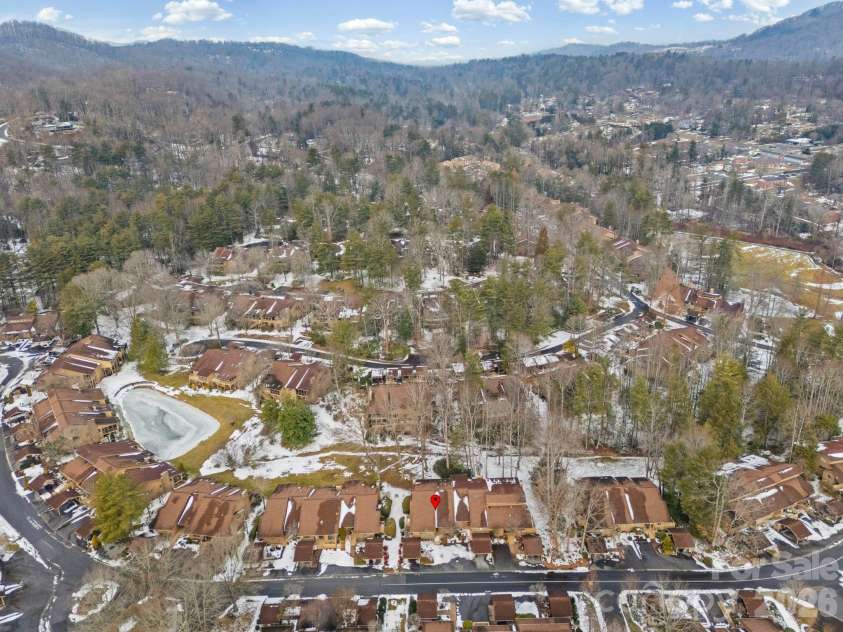 605 Red Oak Drive, Hendersonville, NC 28791.  MLS# CAR4343534, YatesRealty ID 12989. 