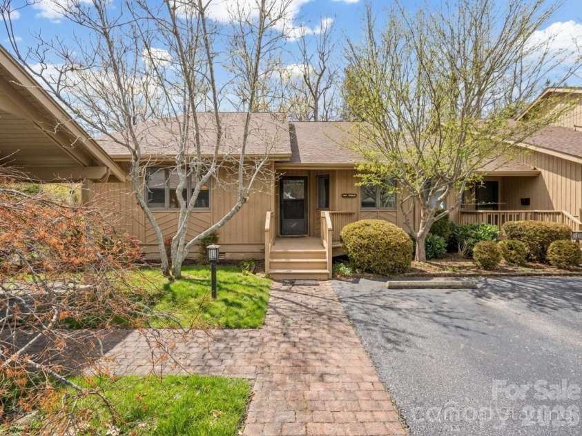 605 Red Oak Drive, Hendersonville, NC 28791.  MLS# CAR4343534, YatesRealty ID 12989. END UNIT! snow virtually removed