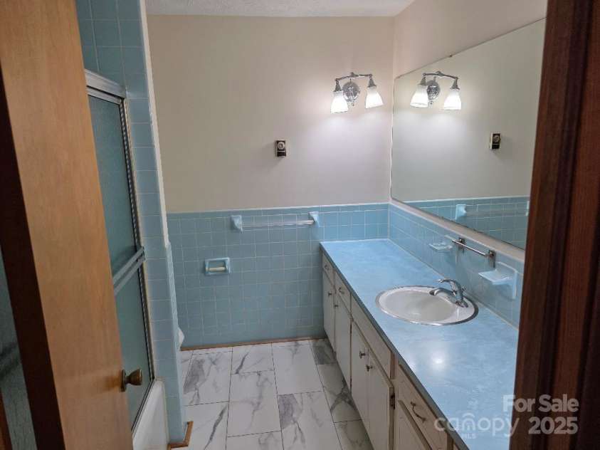 1375 US Highway 19E Highway, Burnsville, NC 28714.  MLS# CAR4329254, YatesRealty ID 1299. Full bath in hall