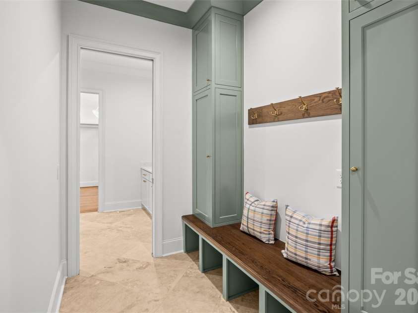 4715 Montclair Avenue, Charlotte, NC 28211.  MLS# CAR4345592, YatesRealty ID 12990. Drop zone/mudroom