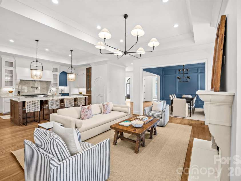 4715 Montclair Avenue, Charlotte, NC 28211.  MLS# CAR4345592, YatesRealty ID 12990. Family room