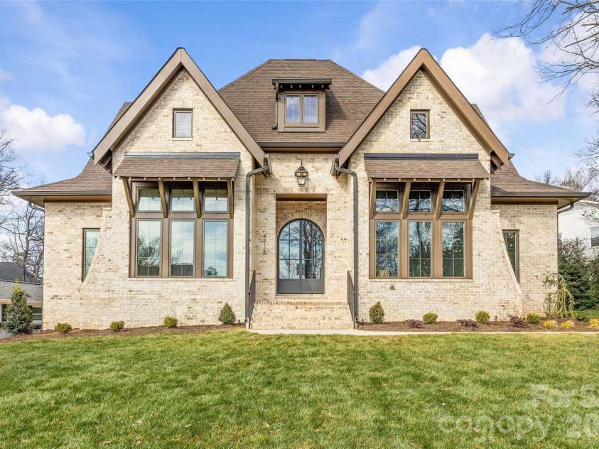 4715 Montclair Avenue, Charlotte, NC 28211.  MLS# CAR4345592, YatesRealty ID 12990. Welcome Home!