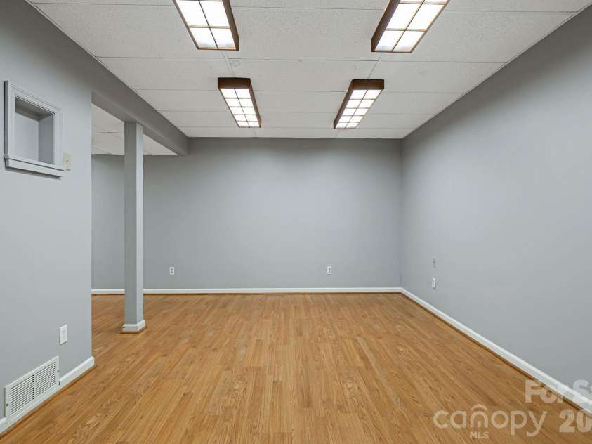 45 Windward Drive, Asheville, NC 28803.  MLS# CAR4341817, YatesRealty ID 12992. Flex Space/Bonus Room