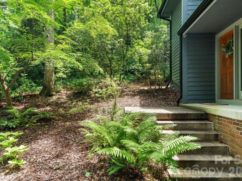 45 Windward Drive, Asheville, NC 28803.  MLS# CAR4341817, YatesRealty ID 12992. Front steps