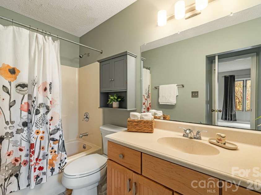 45 Windward Drive, Asheville, NC 28803.  MLS# CAR4341817, YatesRealty ID 12992. Full Bath #2