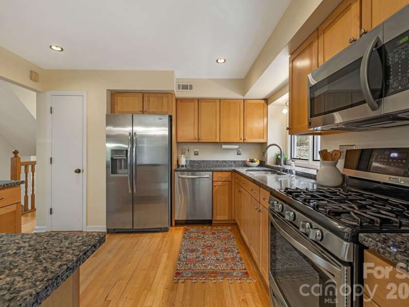 45 Windward Drive, Asheville, NC 28803.  MLS# CAR4341817, YatesRealty ID 12992. Kitchen - Stainless Appliances & Gas range