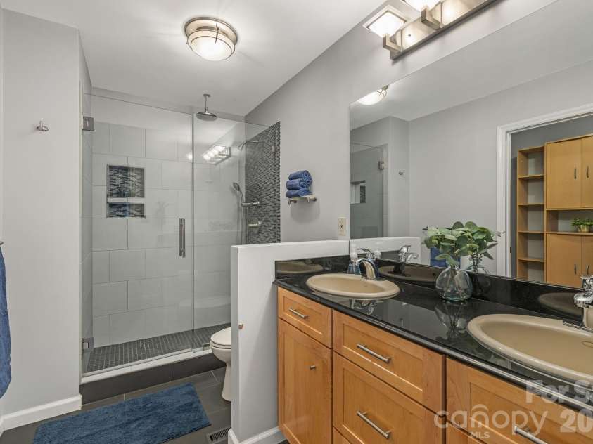 45 Windward Drive, Asheville, NC 28803.  MLS# CAR4341817, YatesRealty ID 12992. Primary en-suite