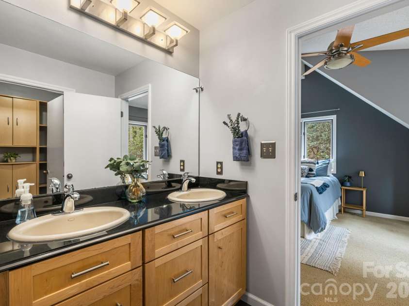 45 Windward Drive, Asheville, NC 28803.  MLS# CAR4341817, YatesRealty ID 12992. Primary En-Suite Bath