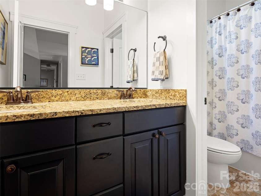 9 Stegall Lane, Asheville, NC 28805.  MLS# CAR4350787, YatesRealty ID 12994. Main level full bathroom