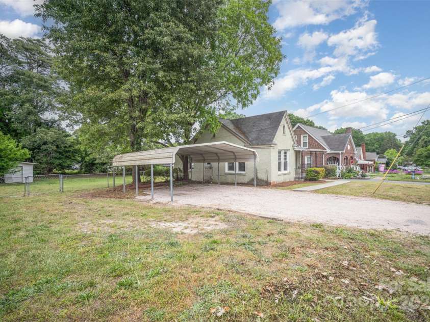 813 Ridge Avenue, Kannapolis, NC 28083.  MLS# CAR4255138, YatesRealty ID 12996. 