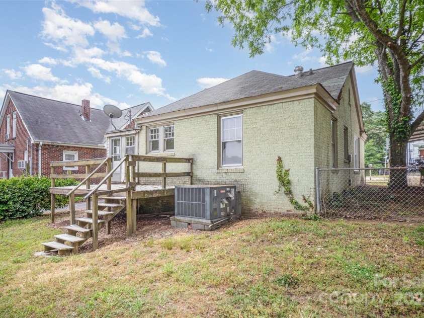 813 Ridge Avenue, Kannapolis, NC 28083.  MLS# CAR4255138, YatesRealty ID 12996. 