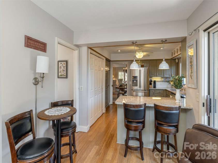 701 Red Oak Drive, Hendersonville, NC 28791.  MLS# CAR4357150, YatesRealty ID 12998. Breakfast Bar
